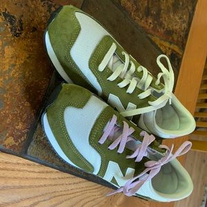 New Balance classic running shoe, new, no tags.